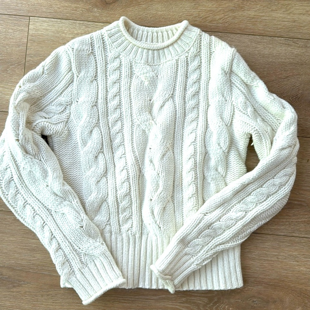 Crewneck cable knit sweater in cream/ivory color